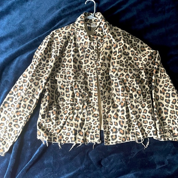 𝘚𝘶𝘱𝘦𝘳 𝘊𝘶𝘵𝘦 𝘊𝘩𝘦𝘦𝘵𝘢𝘩 𝘗𝘳𝘪𝘯𝘵 𝘤𝘳𝘰𝘱𝘱𝘦𝘥 𝘫𝘢𝘤𝘬𝘦𝘵 - Picture 1 of 5